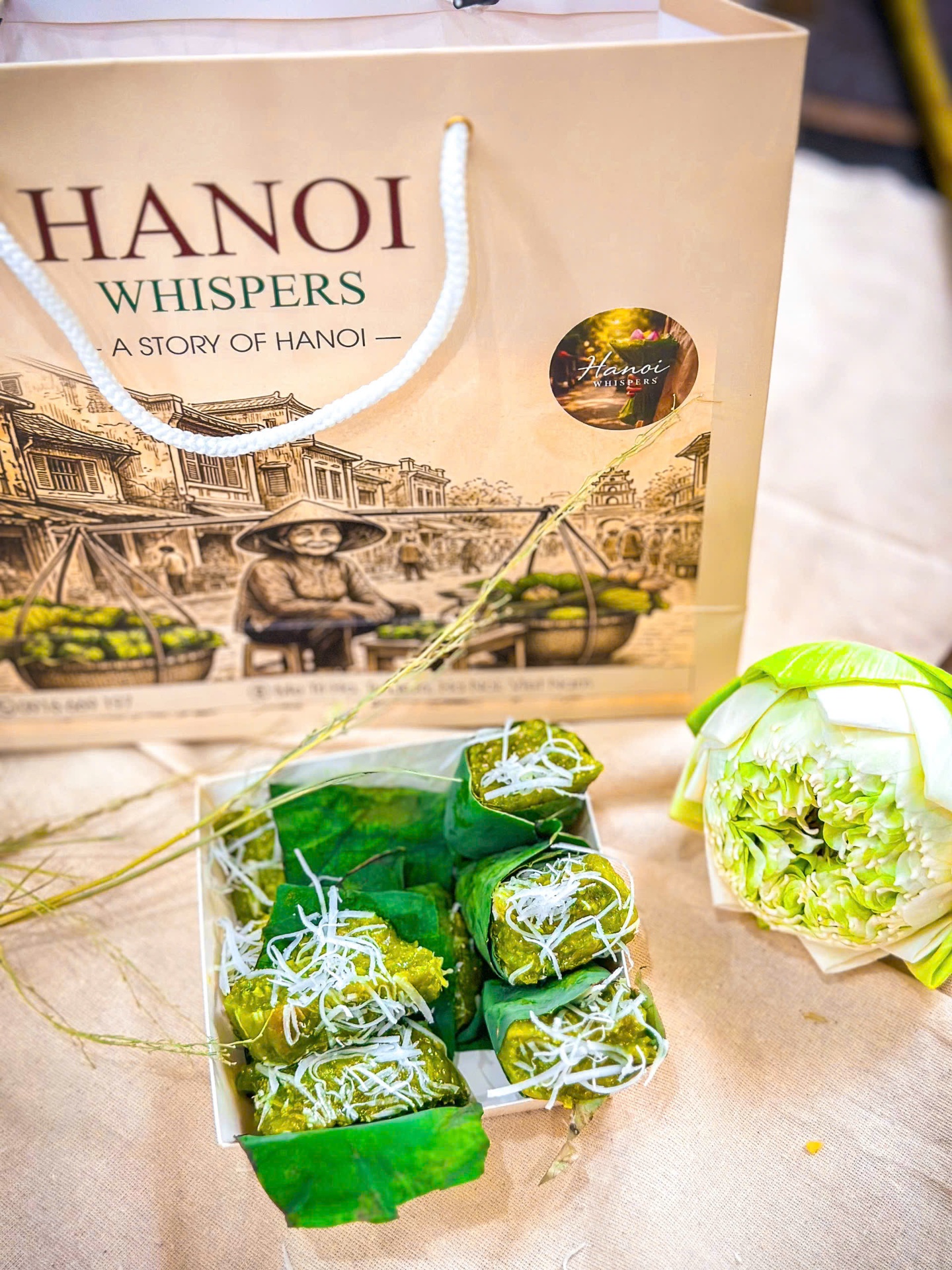 Cô gái áo dài gánh cốm trên phố Hà Nội